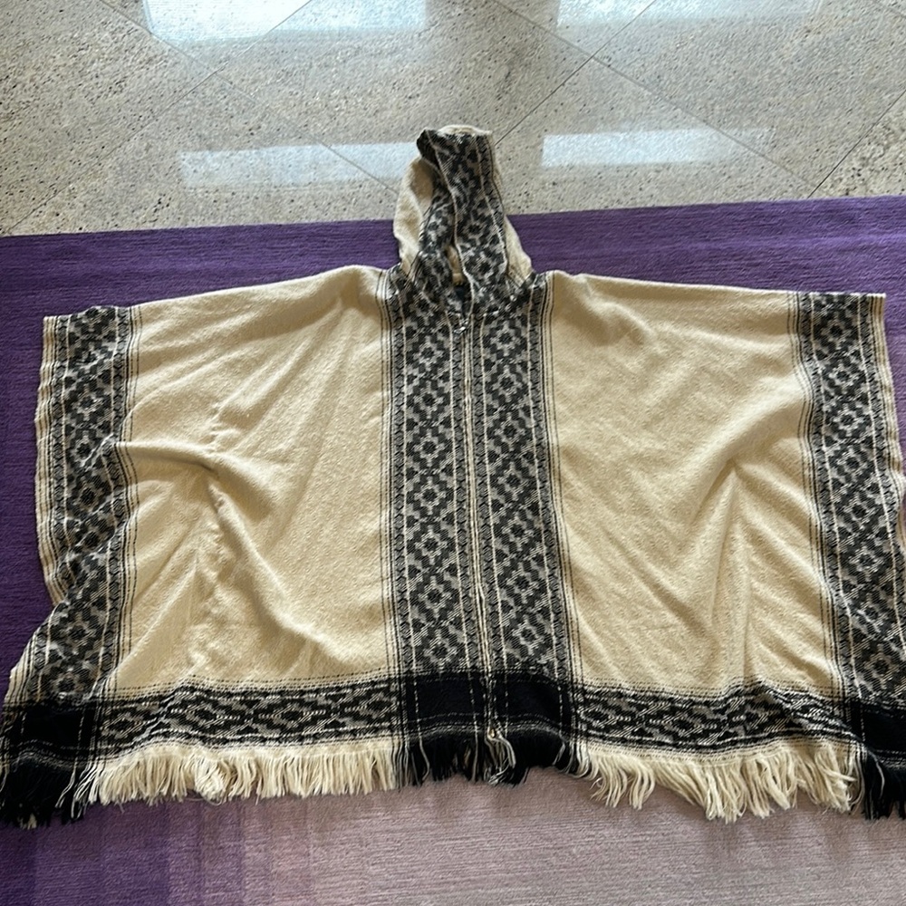 Elan Black and Cream Patterned Poncho
